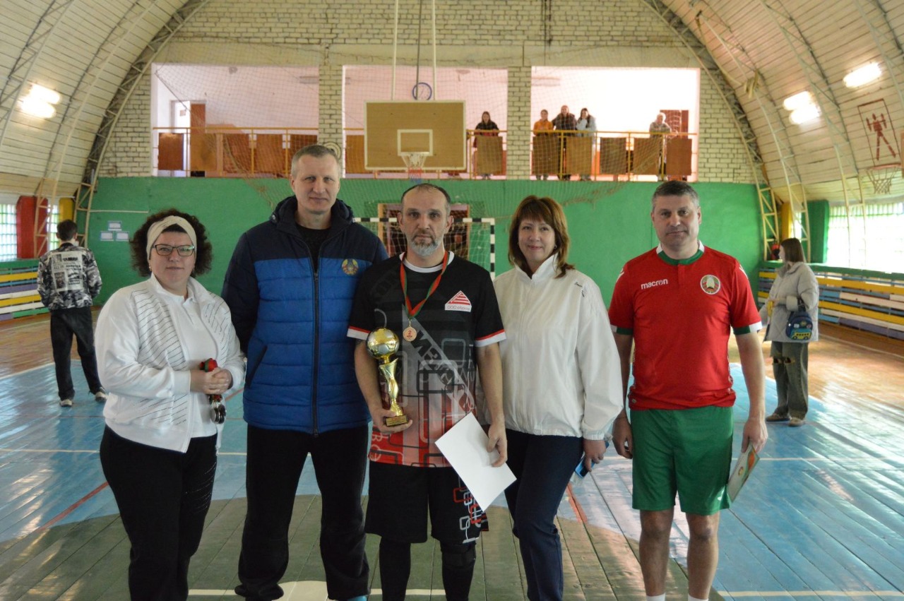 Церемония награждения призеров футбольного турнира в Дятлово